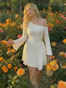 SHEIN MOD 大码女装春夏杏色不对称露肩喇叭袖连衣裙，纹理条纹面料，不对称下摆，短款连衣裙，适合青春约会、外出和度假。 - 杏色 - 查看 1