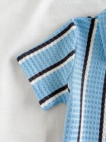 Vintaside Kids 这款男宝宝两件套包括杏色、卡其色和黑色撞色条纹翻领短袖衬衫上衣和短裤，适合春夏穿着，展现复古学院风时尚感。经典的撞色条纹和提花面料厚度适中。纽扣开合设计，方便穿脱。适合日常上学、街头穿搭、居家休闲、参加派对和夏季活动等各种场合。 - 藍色 - 查看 5