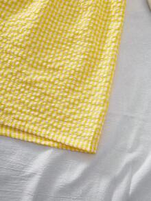 SHEIN Sparklyn Bộ đồ 2 mảnh áo không tay và quần short kẻ caro vàng trắng, họa tiết kẻ caro vàng trắng như ánh nắng mùa xuân, áo không tay cổ chữ V với bốn chiếc nơ xinh xắn, phần eo được thắt tạo tỷ lệ cân đối, quần short cạp chun thoải mái và dễ chịu, chất liệu mềm mại và thân thiện với da, phù hợp để thư giãn ở nhà hoặc các hoạt động ngoài trời nhẹ nhàng, mang đến một phong cách trẻ trung tươi mới giúp bạn tận hưởng trọn vẹn mùa hè! - Màu vàng - Xem 3