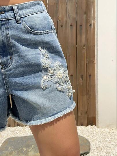 Dazy Plus Quần short denim ống đứng dáng suông, đính đá lấp lánh, họa tiết hoa 3D, thích hợp cho kỳ nghỉ hè.