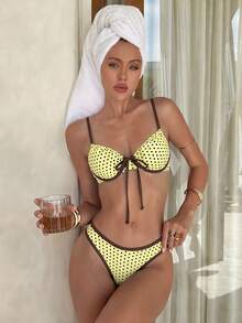Bộ bikini 2 mảnh Swim Mod mới về dành cho nữ, kiểu dáng thanh lịch retro Y2K, dễ thương, năng động, thích hợp cho mùa hè, màu vàng chủ đạo phối chấm bi nâu. Áo bikini kiểu balconette nhún bèo với nơ phía trước, viền nâu tương phản và dây đeo có thể điều chỉnh. Quần bikini cạp cao, chất liệu co giãn mềm mại, lý tưởng cho kỳ nghỉ hè, tiệc bể bơi, lễ hội âm nhạc, ngày lễ của mẹ/đám cưới, và kỳ nghỉ xuân. - Màu vàng - Xem 3