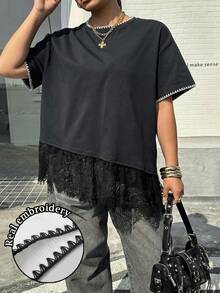 SHEIN Muchic 大码女式夏季休闲度假黑色撞色缝线蕾丝下摆宽松T恤 - 彩色 - 查看 1