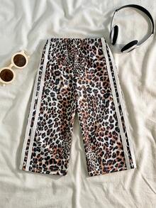 SHEIN Quần dài thể thao năng động họa tiết da báo thời trang cho bé gái 3 tháng-3 tuổi, phù hợp cho mọi mùa. Kiểu dáng rộng rãi, cạp chun co giãn dễ mặc. Quần ống rộng họa tiết da báo cho bé gái, thích hợp cho mùa xuân/thu. Quần dài kẻ sọc bên hông cho bé gái. Quần ống đứng rộng rãi cho bé. Quần ống rộng họa tiết da báo cho bé gái, quần dài thường ngày cho bé gái, trang phục thời trang cho trẻ em, quần ống đứng rộng rãi, quần kẻ sọc bên hông, quần cạp chun, quần dài cho bé gái. - Nhiều màu - Xem 2
