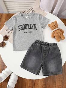 SHEIN Set de 2 piezas de camiseta de punto de manga corta holgada de cuello redondo y pantalones cortos de mezclilla casuales y versátiles para niños, adecuado para primavera/verano - Gris - Ver 4