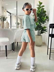 SHEIN Bộ 2 món cho bé gái tuổi teen: Áo thun lửng rộng rãi + quần short bó sát, trang phục thường ngày thoải mái. - màu xanh lá - Xem 4