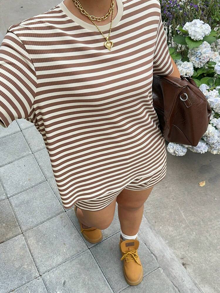 SHEIN EZwear 加大码夏季休闲条纹圆领短袖T恤和短裤两件套 - 咖啡棕 - 查看 2