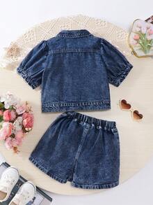 SHEIN Bộ đồ hè 2 mảnh Denimly dành cho bé gái. Phong cách nghỉ dưỡng ngọt ngào và dễ thương, kết hợp với vẻ ngoài năng động, thoải mái. Màu xanh nhạt. Thiết kế tay phồng đáng yêu và tinh nghịch. Điểm nhấn là chiếc nơ 3D màu hồng ở cổ tay, tạo nên vẻ tươi tắn và ngọt ngào. Áo tay ngắn cổ bẻ nhỏ. Kết hợp với chân váy denim, chiếc nơ 3D lớn phía trước rất bắt mắt. Thiết kế xẻ tà, eo chun co giãn tạo sự thoải mái và tôn dáng. Thích hợp cho các buổi đi chơi, hẹn hò, nghỉ mát biển, tụ tập bạn bè, đi học. Tạo nên vẻ ngoài ngọt ngào mùa hè. - Rửa tối - Xem 3