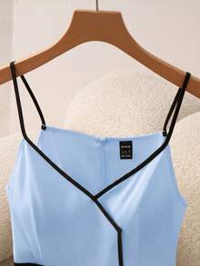 Franclia Robe à bretelles en tissu fluide blanc, col en V avec des lignes décoratives noires et des boutons, taille cintrée, silhouette ajustée. Convient aux occasions formelles comme les galas et les rendez-vous, style minimaliste et élégant. - Bleu azur - Voir 4
