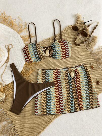 Swim Vcay 3件套女士夏季沙滩休闲时尚年轻百搭复古撞色美学波浪图案钩编面料露脐上衣，配金属装饰肩带抹胸比基尼，搭配纯棕色高腰比基尼泳裤和不对称金属装饰纱笼裙，肩带可拆卸，适合海岛度假、假日派对、海滩、泳池派对等轻松休闲场合。