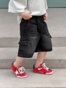 Dazy Kids Quần short denim dáng rộng, thoải mái, có túi hộp dành cho bé trai. - màu đen - Xem 5