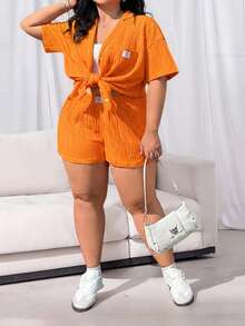 SHEIN CURVE+ Bộ 2 món áo sơ mi ngắn tay và quần short màu tím cỡ lớn dành cho nữ, thích hợp cho mùa hè, dáng người đầy đặn, đi nghỉ mát/đi biển/đầm đi biển/trang phục đi biển/đồ cần thiết đi biển/lễ tốt nghiệp/đầm dự tiệc trà/áo thun in hình - trái cam - Xem 5