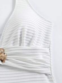 Swim Oasis Damen Frühling/Sommer 2026 Neuer weißer strukturierter Stoff Metall Blumen Dekor Träger Rückenfreier schlankmachender Einteiler Badeanzug & Mesh Rock Hochwertiges 2-teiliges Set - Weiss - Übersicht 13