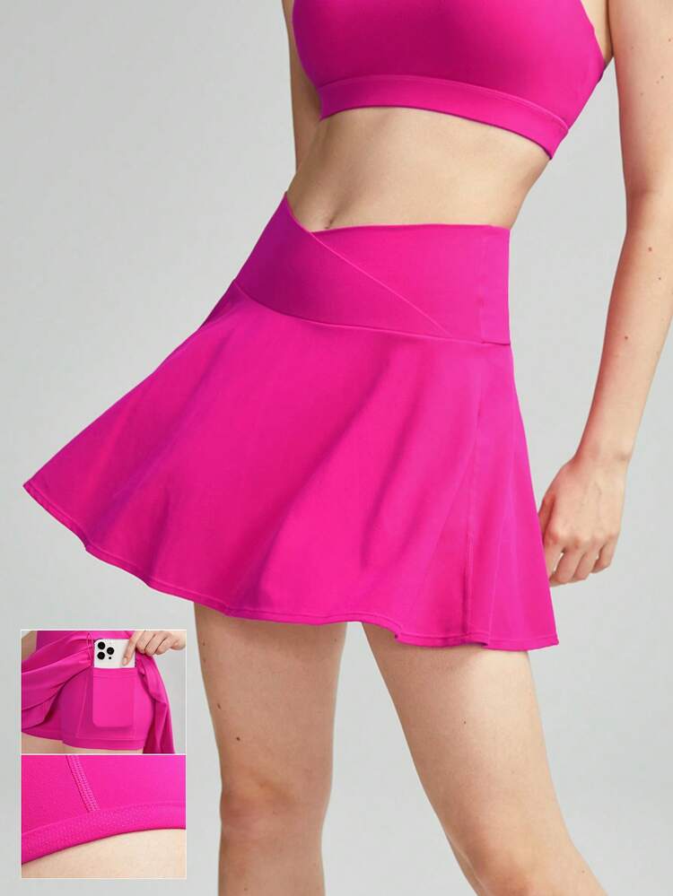 Gonna sportiva con vita obliqua e pantaloncino integrato per evitare esposizioni