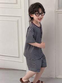 Hapijoa Kleine Jungen Sommer Pyjama Set mit gestreiftem Drop-Shoulder Kurzarm-Top und Shorts - marineblau - Übersicht 6