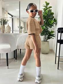 SHEIN Bộ 2 món cho bé gái tuổi teen: Áo thun lửng rộng rãi + quần short bó sát, trang phục thường ngày thoải mái. - Màu Khaki - Xem 4