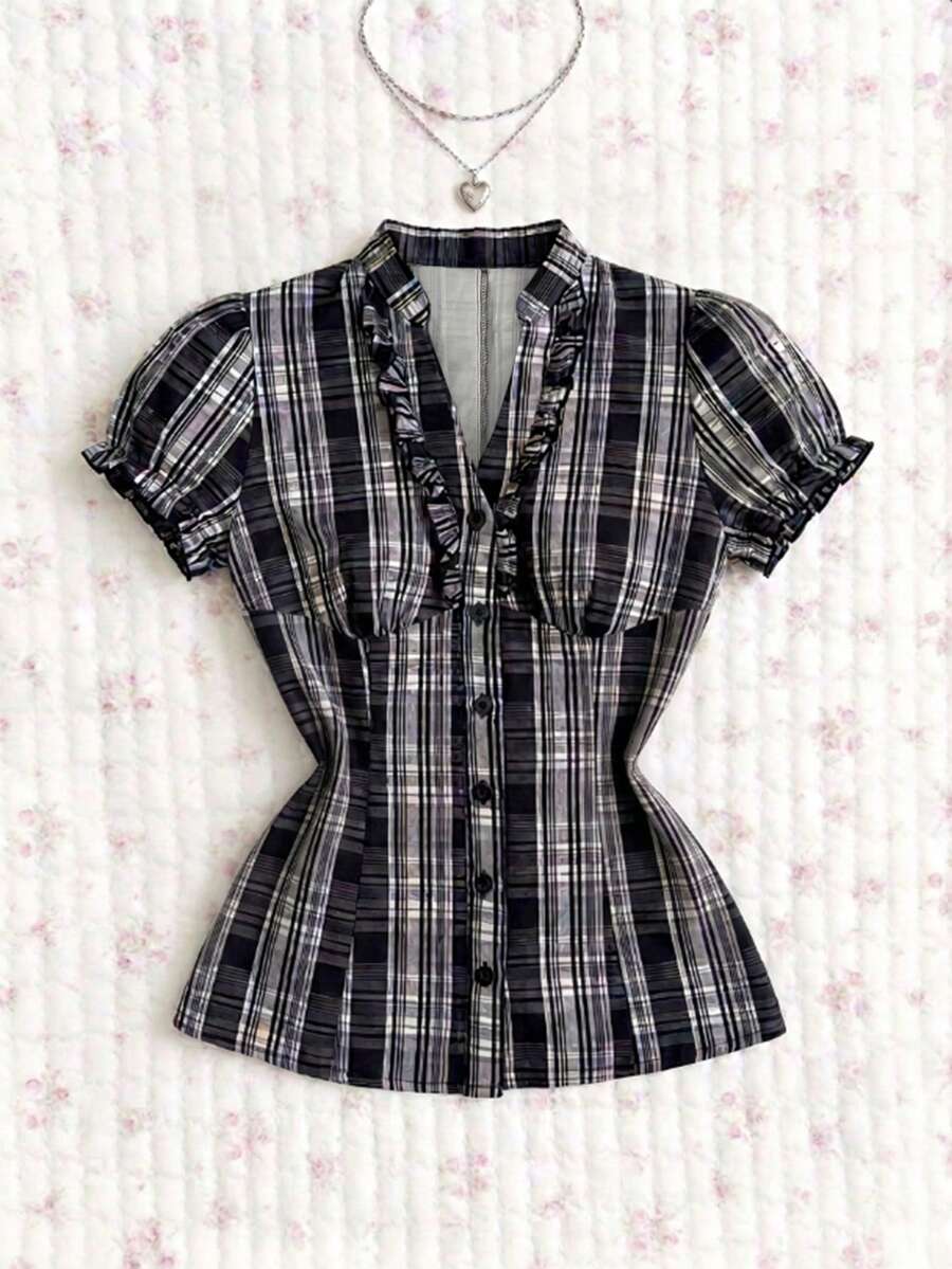 SHEIN X Scot Louie Elamini 女士格子衬衫 女士短袖格子荷叶边修身衬衫 格子上衣 女士衬衫 女士短袖上衣 短袖格子衬衫 - 黑色 - 查看 1