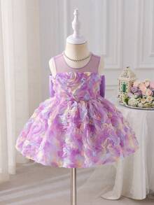 SHEIN Glamorique Kids 这款紫色3D立体花朵连衣裙专为女婴设计，采用彩色刺绣、薄纱和缎面面料，泡泡短袖，后背饰有大蝴蝶结，并点缀着串珠，呈现玫瑰图案。适合作为女婴婚礼花童礼服、表演服、晚宴礼服、生日礼服、婚礼宾客礼服、日常度假礼服以及复活节公主裙。其他款式包括：薰衣草色女婴礼服、公主裙、花瓣裙、紫色女婴礼服、公主裙等。 - 紫色 - 查看 4