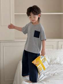 Dazy Kids Bộ đồ ngủ 2 món cho bé trai, gồm áo thun cổ tròn tay ngắn và quần dài kẻ caro tương phản. - Xám - Xem 5