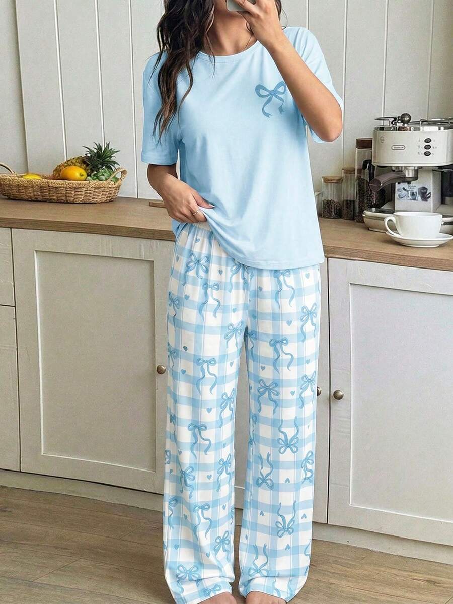 少女两件套睡衣套装，包括蝴蝶结印花针织圆领短袖上衣和格子蝴蝶结爱心印花休闲舒适长裤，夏季款