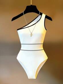 SHEIN Franclia Bañador de una pieza minimalista y versátil para uso diario y vacaciones, con cuello oblicuo, bloque de color, cinta decorativa y ajuste ceñido, para mujer, color blanco - Blanco - Ver 4