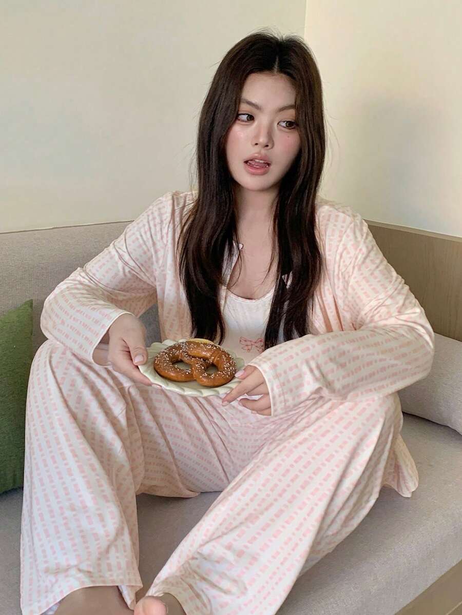 Dazy Plus Conjunto de pijama de 3 piezas (cárdigan con estampado total, camiseta y pantalón recto), ropa de casa ajustada para mujeres de talla grande, primavera/verano - Rosa - Ver 1