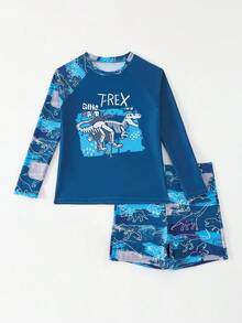 SHEIN 男童分体印花泳衣 - 这款男童泳衣以蓝色背景为背景，采用独特而醒目的恐龙印花设计，体现了无畏冒险的精神。柔软舒适的材质适合各种水上活动。长袖设计有效遮挡阳光，保护娇嫩的年轻肌肤。2025 年新款泳衣系列，非常适合热爱游泳的年轻男孩，增强他们在水中的自信心。 - 彩色 - 查看 3