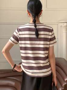 DAZY 女款V領短袖刺繡裝飾T恤，休閒百搭，寬鬆版型夏季商務休閒女裝 - 棕色 - 查看 3