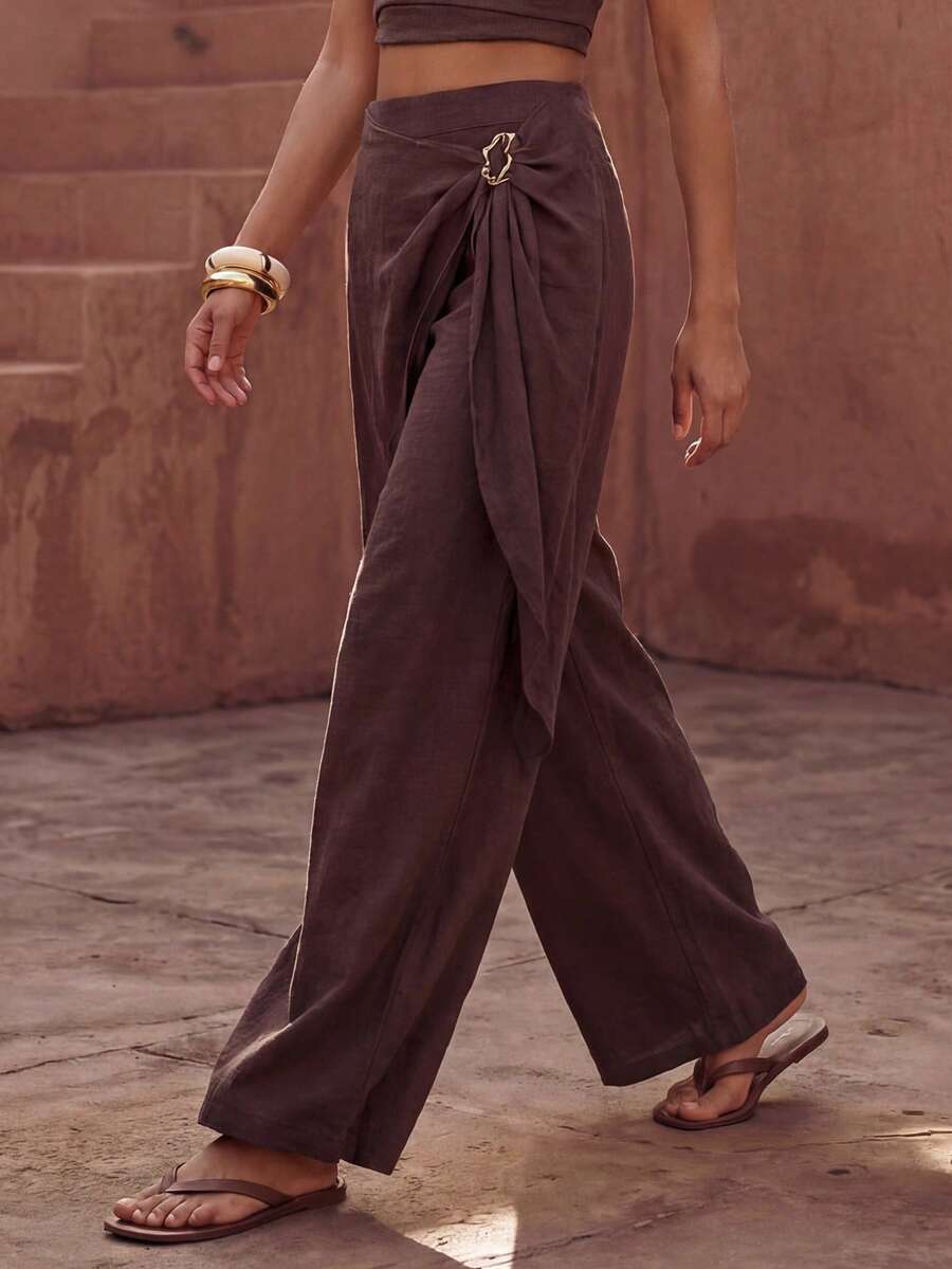 Zivah Lễ hội âm nhạc Xuân/Hè 2026, Lễ Phục Sinh, Ngày Thánh Patrick, Ngày Valentine, Hẹn hò, Phong cách miền Tây, Phong cách du mục, Tiệc sinh nhật, Lễ tốt nghiệp, Đại học, Sinh viên, Mặc hàng ngày, Phối đồ dễ dàng, Thường ngày, Kỳ nghỉ, Du thuyền, Bãi biển, Tắm nắng, Xu hướng thịnh hành, Thời trang đường phố, Khách dự đám cưới, Phong cách Boho, Đi làm, Ăn sáng muộn, Sân bay, Tiệc tùng, Đi chơi ngày lễ, Trang phục công sở. Quần ống loe nữ màu nâu chất liệu vải lanh, có dây buộc eo, ống quần hai lớp rộng rãi, có túi. - màu nâu - Xem 1