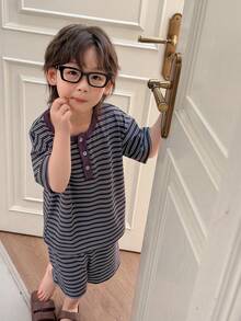 Hapijoa Kleine Jungen Sommer Pyjama Set mit gestreiftem Drop-Shoulder Kurzarm-Top und Shorts - marineblau - Übersicht 3