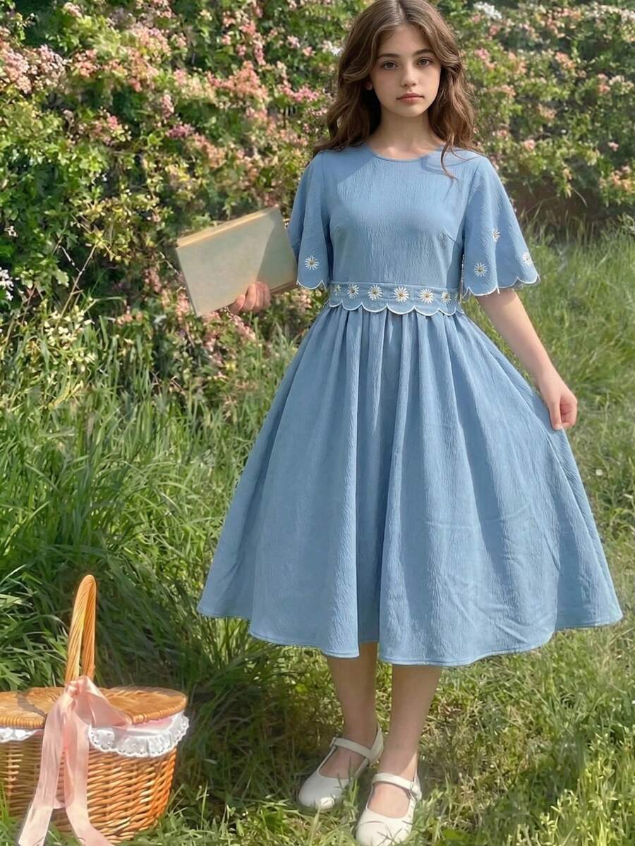 SHEIN 优雅蓝色A字连衣裙，饰有白色刺绣花朵，适合少女穿着 - 霧霾藍 - 查看 1