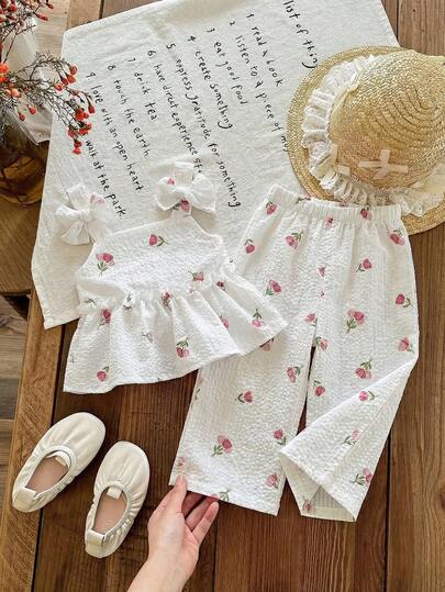 SHEIN LMoss Kids Bộ đồ mùa hè dễ thương cho bé gái: Áo hai dây kẻ sọc vàng và quần cạp chun.