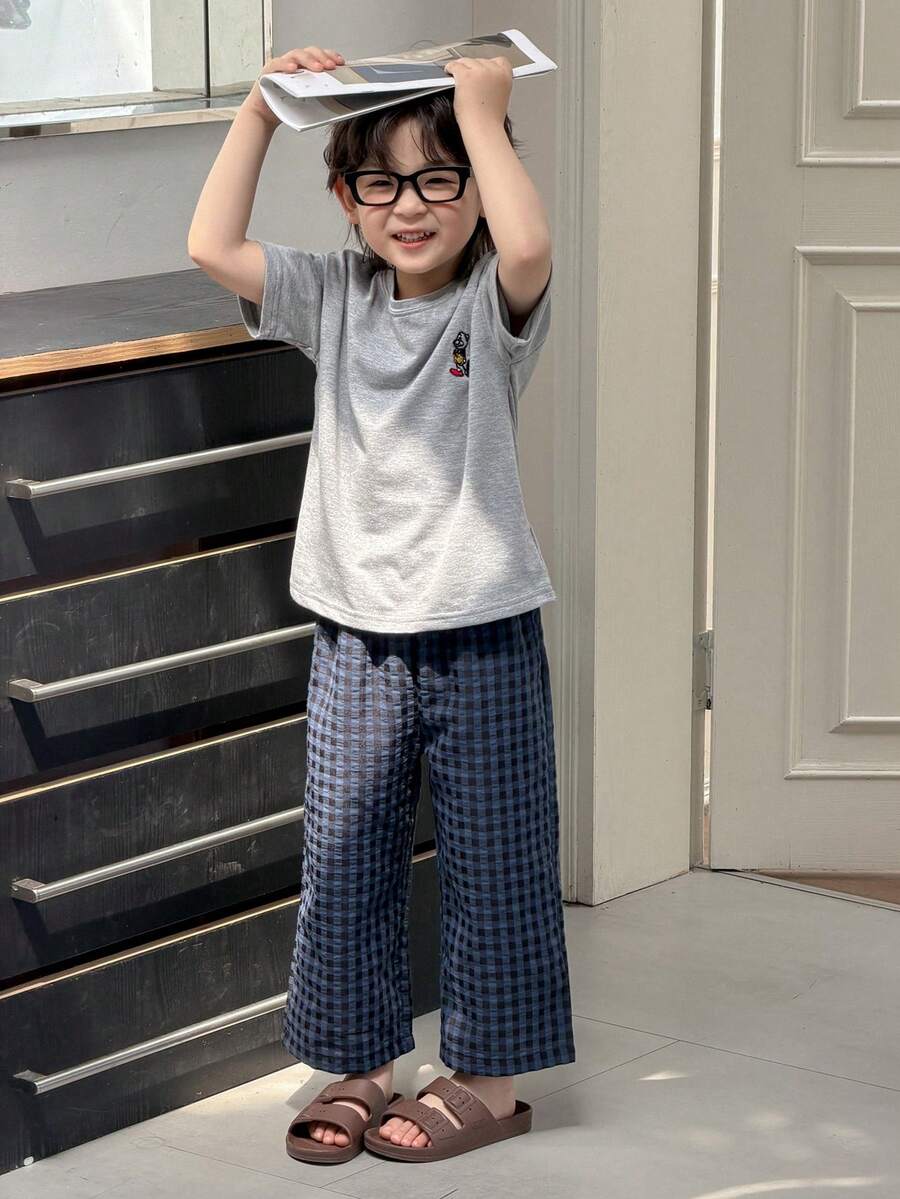 DAZY Conjunto de pijama con camiseta de manga corta de cuello redondo con estampado de oso de dibujos animados y pantalones casuales a cuadros para niño pequeño - Gris - Ver 1