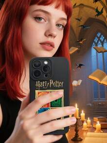 HARRY POTTER X SHEIN 1个哈利波特霍格沃茨四大学院徽章图案简约磨砂手机壳 | 天使眼设计，防滑握感 | 超薄耐用经典混搭风格 | 兼容iPhone 17/17 Pro/17 Air/17 Pro Max、16/16 Plus/16 Pro/16 Pro Max、15-11/X/XS Max 和 Galaxy S25/S25 Ultra/S24-S22 系列 - 黑色 - 查看 4