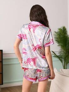 Chillnights Bộ đồ ngủ nữ dáng rộng thoải mái, phối màu họa tiết da báo và lá cây, cổ ve áo, cài cúc phía trước, chất liệu satin. - Nhiều màu - Xem 2