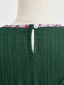 SHEIN 少女春夏休闲连衣裙，祖母绿编织印花泡泡短袖连衣裙，金色流苏饰边，小V领，配同款手提包，适合日常外出和度假穿着 - 墨綠色 - 查看 4