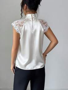 SHEIN Elenzya Áo kiểu nữ màu trơn thanh lịch, chất liệu satin bóng mượt thời trang phối ren tương phản, kiểu áo cao cấp sang trọng dành cho nữ. Thích hợp cho đi làm hàng ngày vào mùa hè, đi ăn ngoài và hẹn hò, đa năng. - trắng - Xem 2