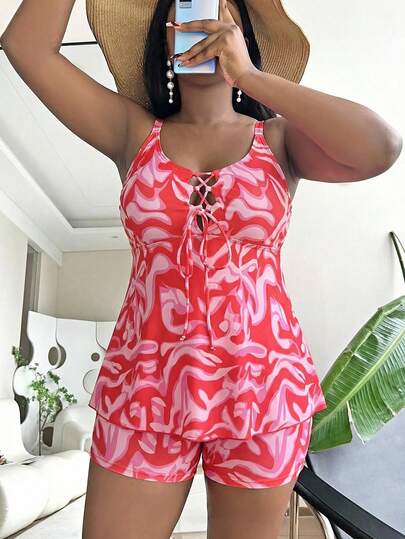 Slaydiva 2026 大码显瘦泳衣 | 红粉大理石纹印花，显瘦美白 | 圆领露背设计，肩带稳固 | 前交叉系带+镂空设计，性感可调节 | 裙式上衣，遮盖臀部和腹部，显瘦 | 内置短裤，防止走光 | 适合海滩/泳池/水疗中心度假穿着