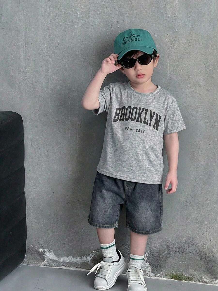 SHEIN Set de 2 piezas de camiseta de punto de manga corta holgada de cuello redondo y pantalones cortos de mezclilla casuales y versátiles para niños, adecuado para primavera/verano