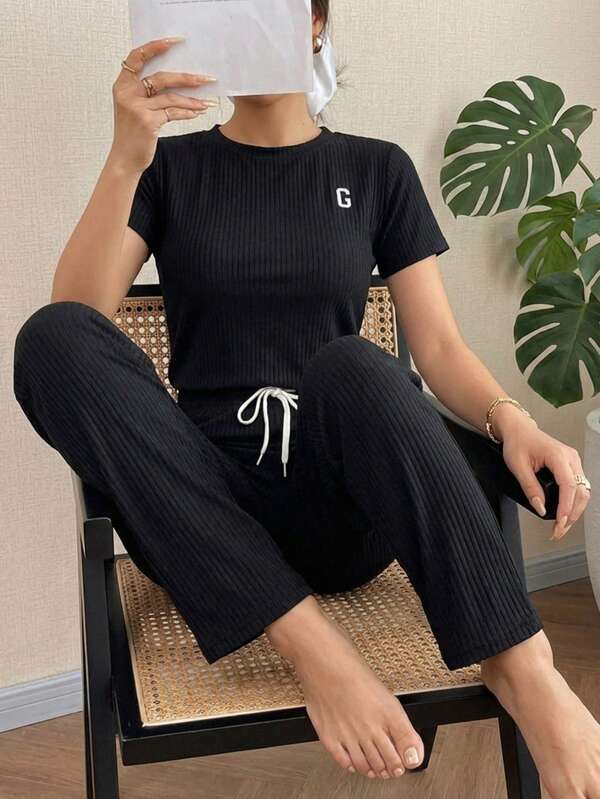 Conjunto casual de dos piezas acanalado: camiseta manga corta y pantalón amplio con cordón, Conjunto loungewear acanalado negro: camiseta relaxed fit y pantalón wide leg, Set cómodo acanalado 2 piezas: top básico + pantalón holgado con cintura ajustable