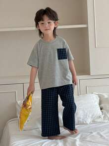 Dazy Kids Bộ đồ ngủ 2 món cho bé trai, gồm áo thun cổ tròn tay ngắn và quần dài kẻ caro tương phản. - Xám - Xem 4