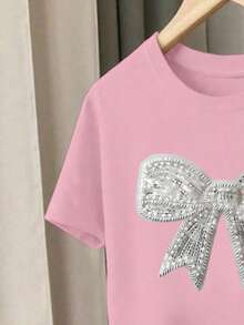 SHEIN Bộ 2 món dành cho bé gái tuổi teen, gồm áo thun ngắn tay đính nơ và quần short hồng rộng rãi, thích hợp cho mùa xuân, hè, thu, thoải mái và đa năng. Bộ đồ màu hồng cổ điển. - Hồng - Xem 3