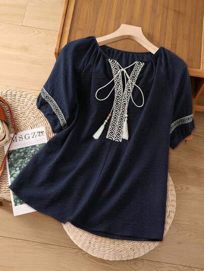 SHEIN LUNE CURVE Áo thun nữ cỡ lớn cổ tròn tay raglan thời thượng, thêu tinh tế, dáng suông, phù hợp cho đi làm hàng ngày và các hoạt động ngoài trời. Áo thun nữ mùa hè, áo thun nữ tay lửng, áo kiểu nữ dễ thương.
