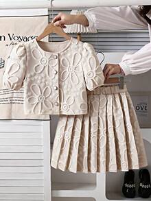 SHEIN Bộ đồ thể thao thường ngày thanh lịch dành cho bé gái: áo khoác cardigan màu trắng bóng, chất liệu jacquard, cài khuy ngọc trai, kết hợp với chân váy xếp ly. - Màu be - Xem 1