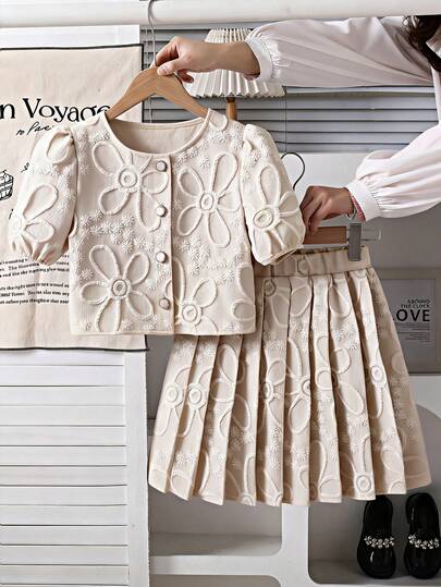 SHEIN Bộ đồ thể thao thường ngày thanh lịch dành cho bé gái: áo khoác cardigan màu trắng bóng, chất liệu jacquard, cài khuy ngọc trai, kết hợp với chân váy xếp ly.