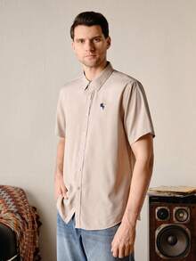 VeloEdit 宽松版型男士前扣短袖印花休闲衬衫，日常穿着，复古风格 - 卡其色 - 查看 7