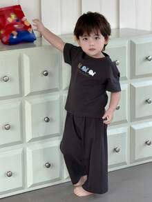 DAZY 2件套幼儿男童休闲卡通印花短袖T恤和裤子家居服套装 - 深灰色 - 查看 2