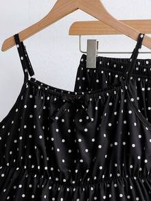 SHEIN 这款少女两件套包括一件时尚休闲的吊带背心和一条配套长裤。吊带背心采用经典的黑白波点弹力精梳面料制成，胸前饰有蝴蝶结，腰部采用松紧带设计，并带有褶皱细节。适合日常穿着和外出活动。 - 黑色 - 查看 4