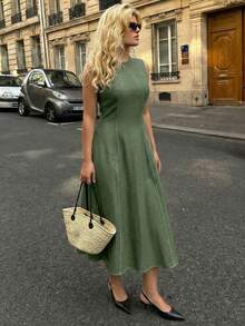 Dripcurv 这款大码女式春季连衣裙采用深蓝色调，散发着法式优雅气息，非常适合城市通勤。它采用撞色条纹设计，并融入了复古风格。 - 橄欖綠 - 查看 4