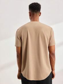 Driftmere 男士休闲纹理面料短袖T恤，日常百搭单品，衣橱必备基础款，百搭风格，随心搭配，休闲百搭风格，卡其色上衣，男士休闲上衣，男士T恤，弧形下摆T恤，男士双面印花T恤 - 黑色 - 查看 2