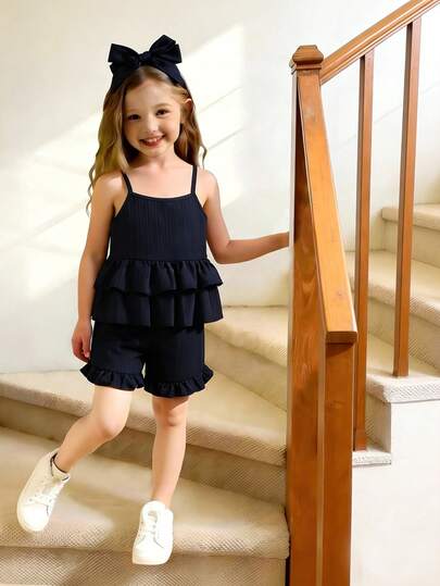 Bộ đồ thường ngày cho bé gái: Áo hai dây xếp ly màu trơn và quần short.